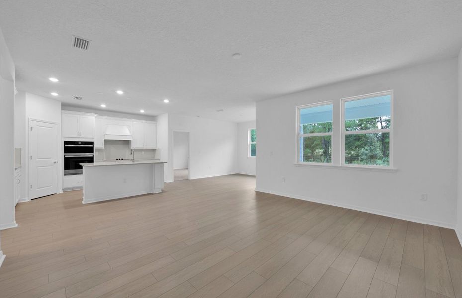 Spacious, unfurnished interior of a new home in Hyland Trail, Green Cove Springs (Image 13).