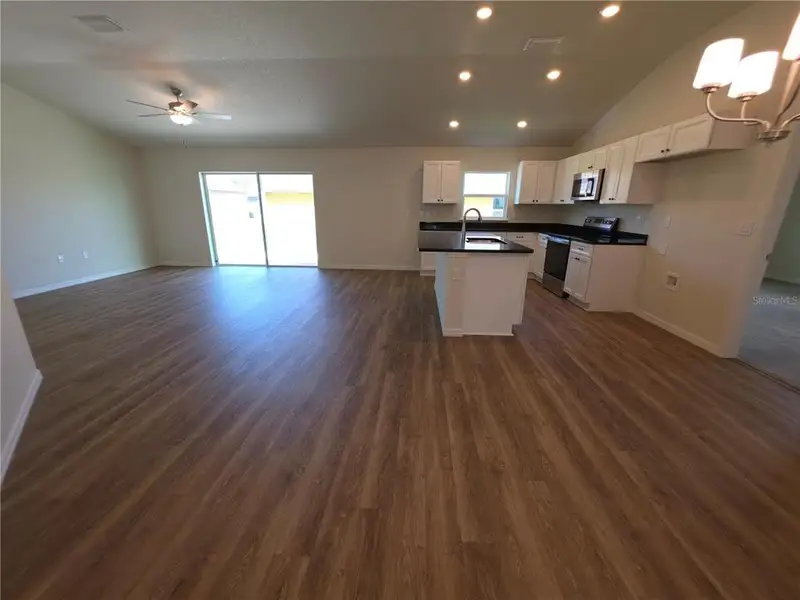 Spacious, unfurnished interior of a new home in , Citrus Springs (Image 11).