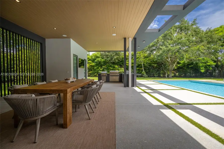 Outdoor Dining & Kitchen