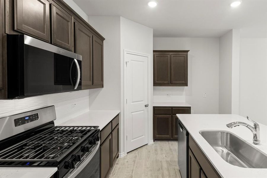 14. 2521 McNally - Kitchen (4) 14. 2521 McNally - Kitchen (4)