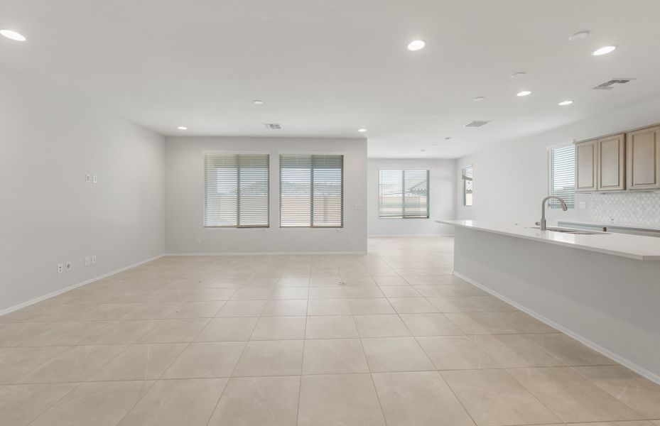 Spacious, unfurnished interior of a new home in Sun City Anthem at Merrill Ranch, Florence (Image 19).