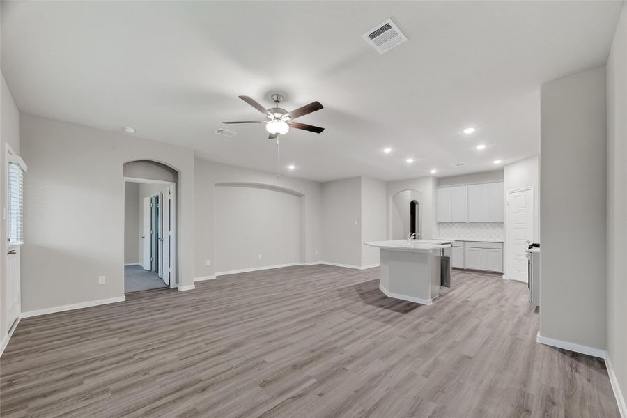Spacious, unfurnished interior of a new home in Rollingbrook Estates, Baytown (Image 31).