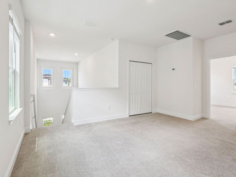 Spacious, unfurnished interior of a new home in Cyrene at Minneola, Minneola (Image 10).
