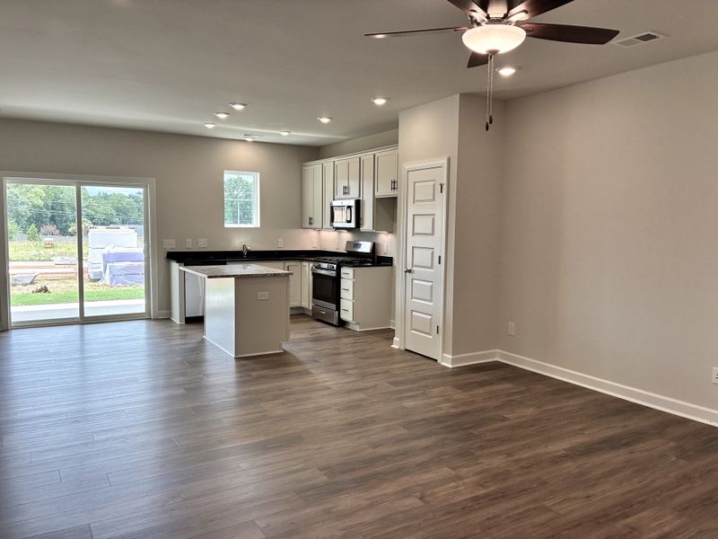 Spacious, unfurnished interior of a new home in Holly Ridge, Greenville (Image 8).