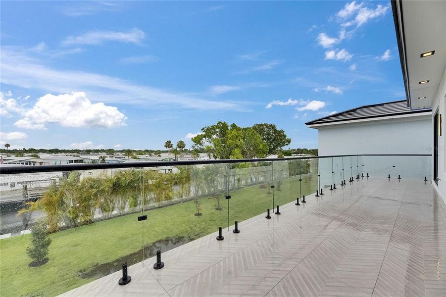 Exterior details and patio area of a home in , Apollo Beach (Image 44).