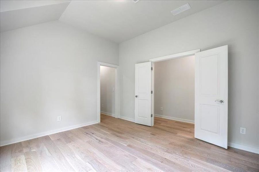 Spacious, unfurnished interior of a new home in Crossroads, Alpharetta (Image 42).