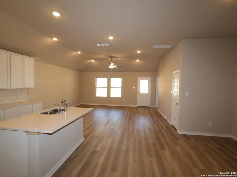 Spacious, unfurnished interior of a new home in Hunters Ranch, San Antonio (Image 16).