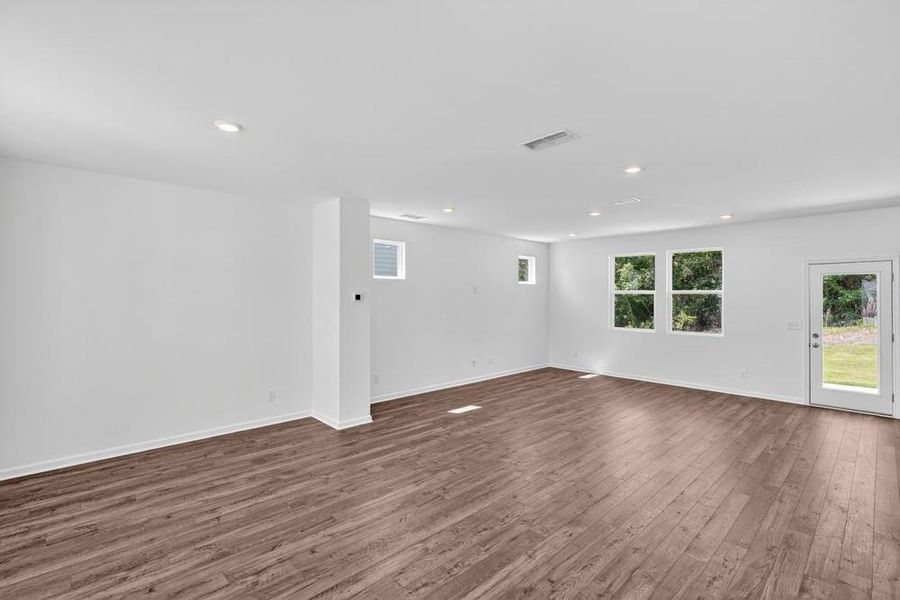Spacious, unfurnished interior of a new home in Heritage River, Euharlee (Image 11).