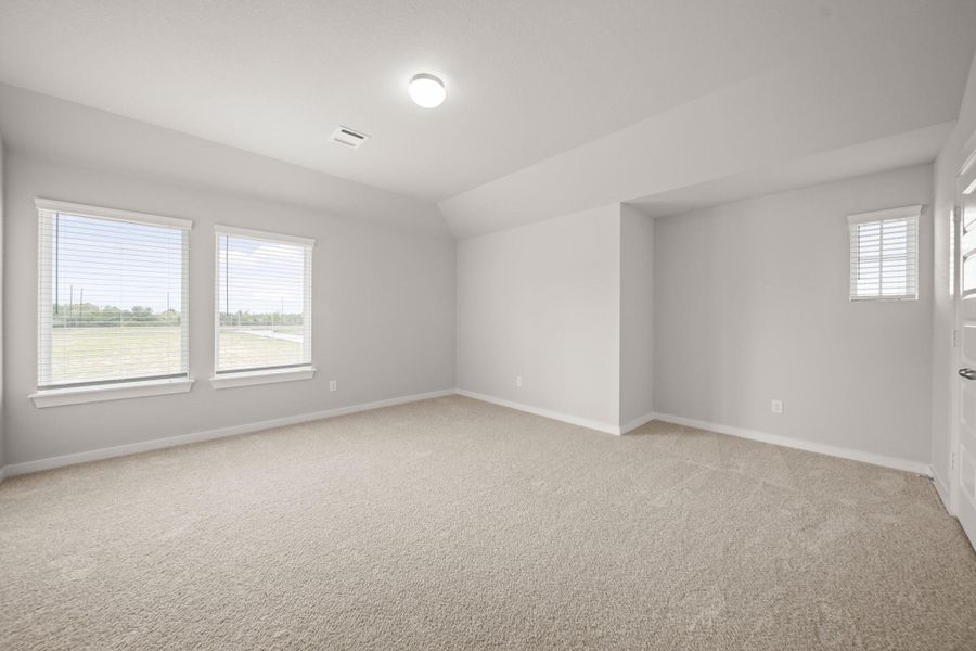 Spacious, unfurnished interior of a new home in Morton Creek Ranch, Katy (Image 11).