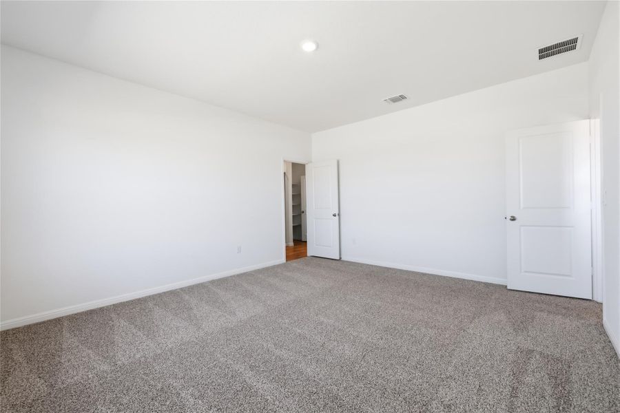 Spacious, unfurnished interior of a new home in Rosenbusch Ranch, Leander (Image 13).