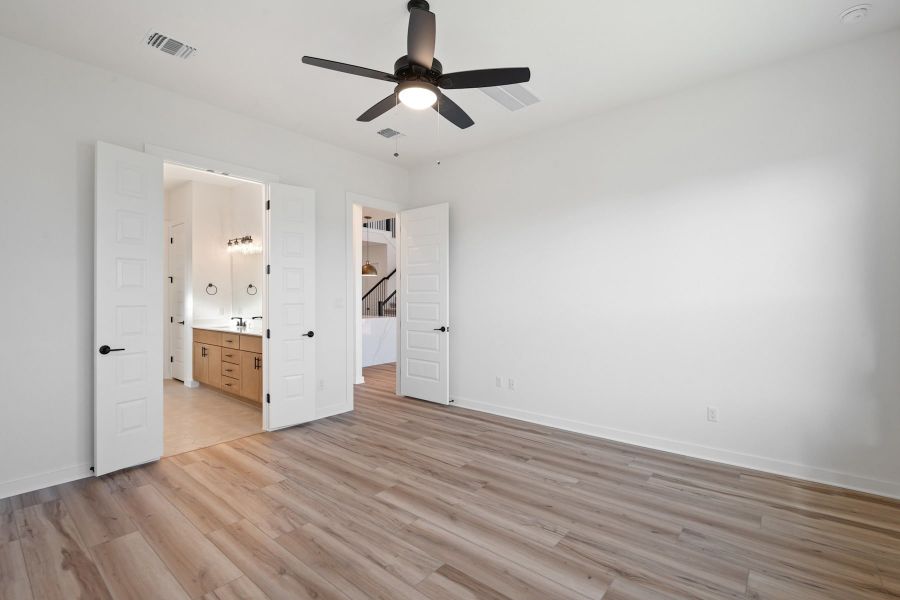 Spacious, unfurnished interior of a new home in Lariat, Liberty Hill (Image 35).