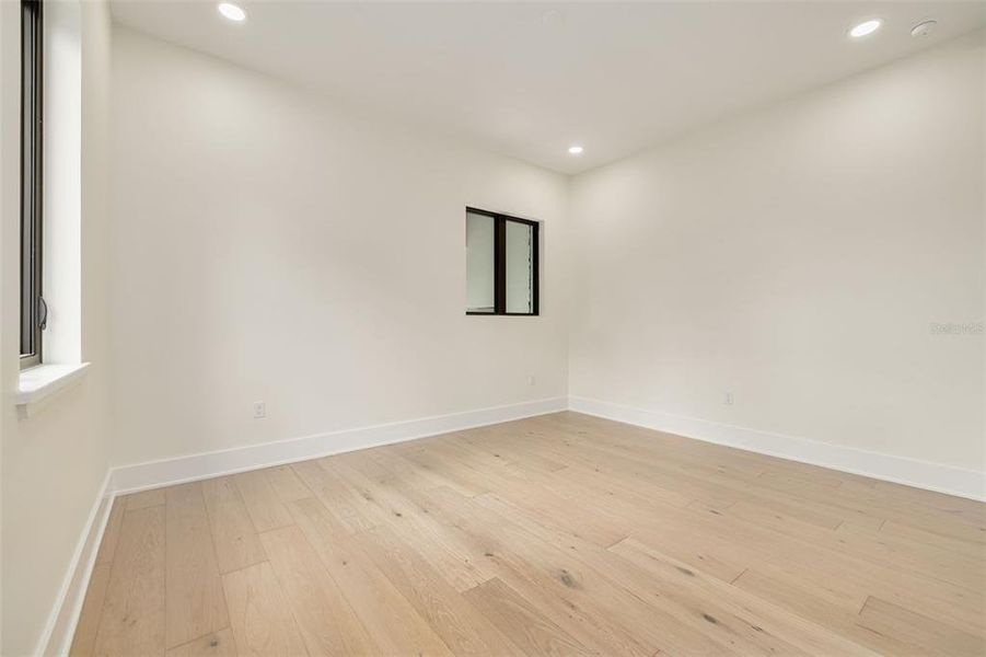 Spacious, unfurnished interior of a new home in , Tampa (Image 52).