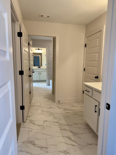 Spacious, unfurnished interior of a new home in White Oak, Arlington (Image 20).