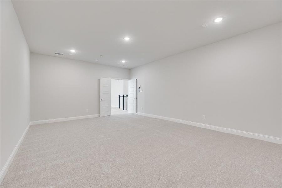 Spacious, unfurnished interior of a new home in Bayside, Rowlett (Image 27).