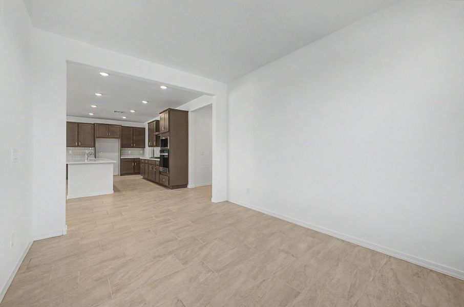 Spacious, unfurnished interior of a new home in Las Ventanas, Goodyear (Image 10).