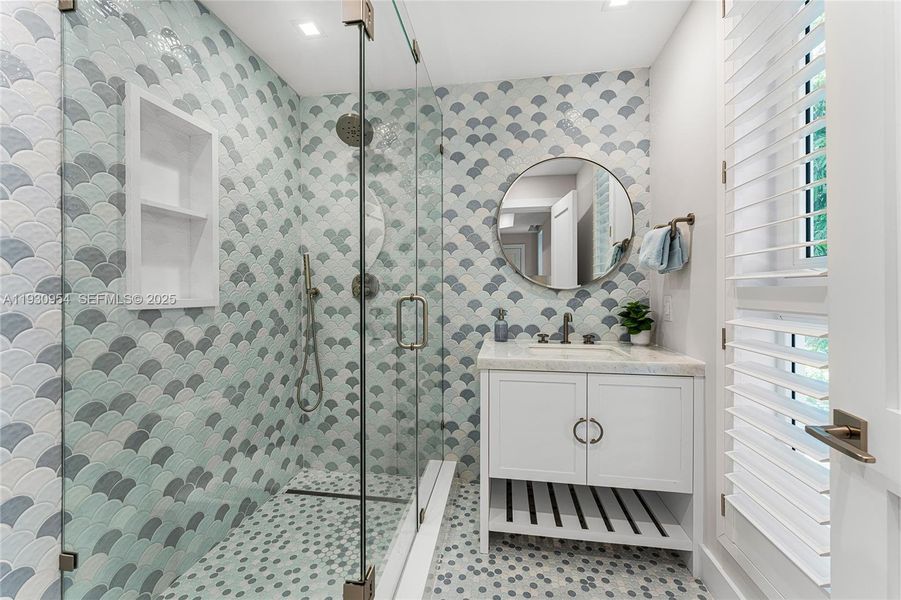 Furnished interior view inside a new home in , Key Largo (Image 47).