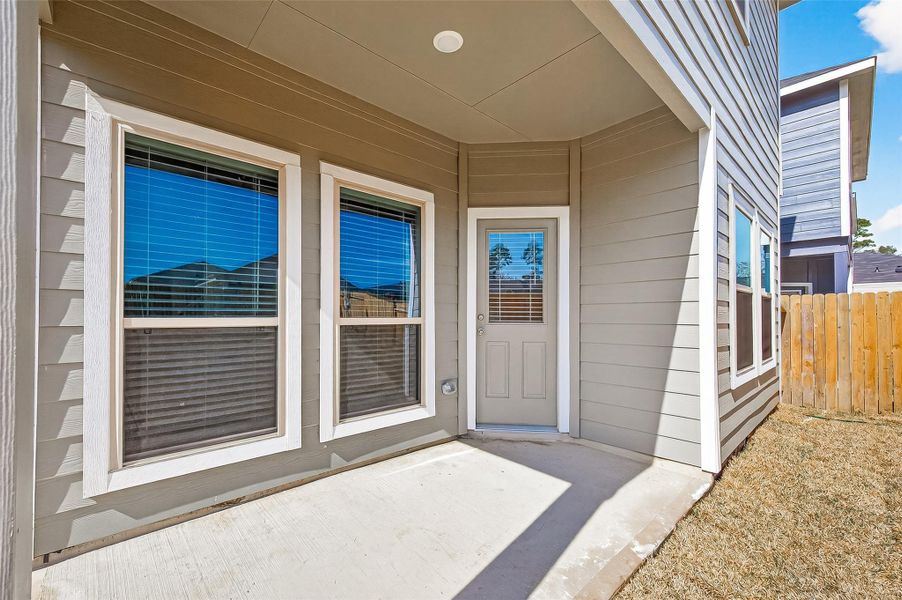 Exterior details and patio area of a home in Woodland Lakes, Houston (Image 19).