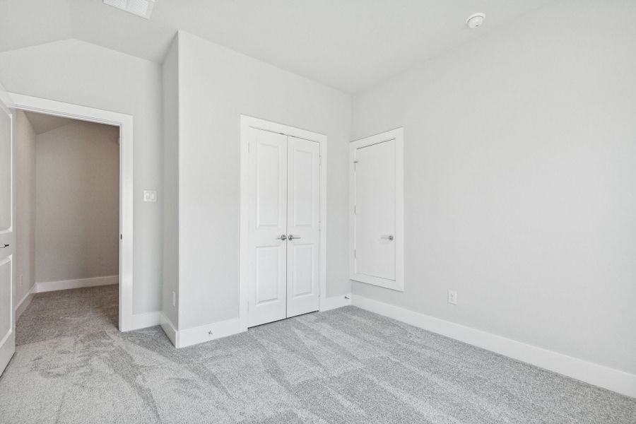 Spacious, unfurnished interior of a new home in Dove Hollow, Waxahachie (Image 26).