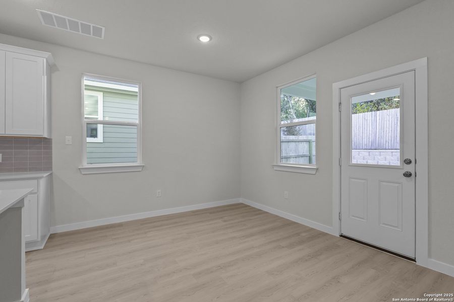 Spacious, unfurnished interior of a new home in Rosemont Hill, San Antonio (Image 21).
