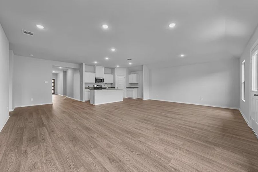 Spacious, unfurnished interior of a new home in Rolling Ridge, Van Alstyne (Image 19).
