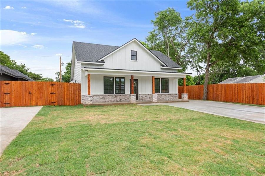 Exterior details and patio area of a home in , Waco (Image 20).