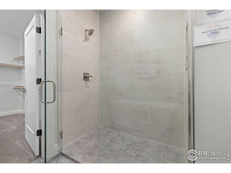 Floor-to-ceiling tile in the large shower