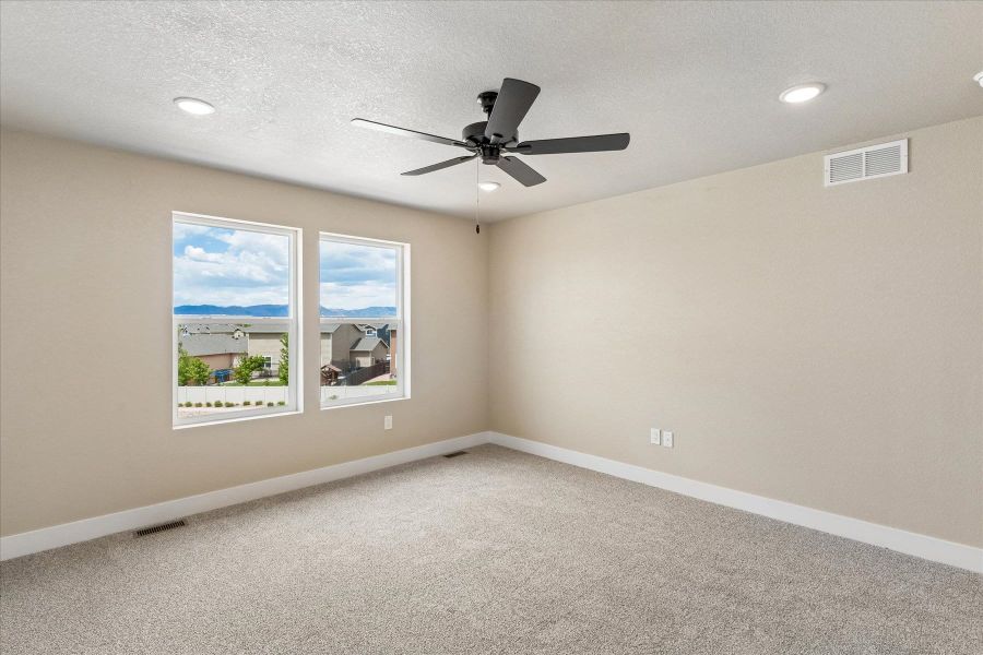 Spacious, unfurnished interior of a new home in Aspen Meadows, Colorado Springs (Image 33).