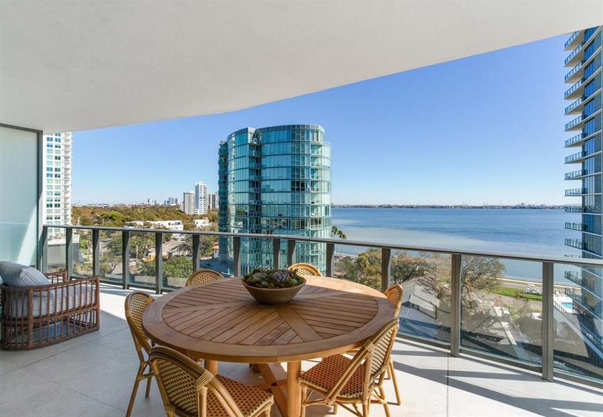 Condo located in Tampa, FL showcasing its design and architecture (Image 4).