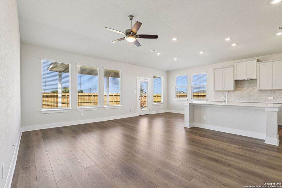 Spacious, unfurnished interior of a new home in Carmel Ranch, Schertz (Image 36).