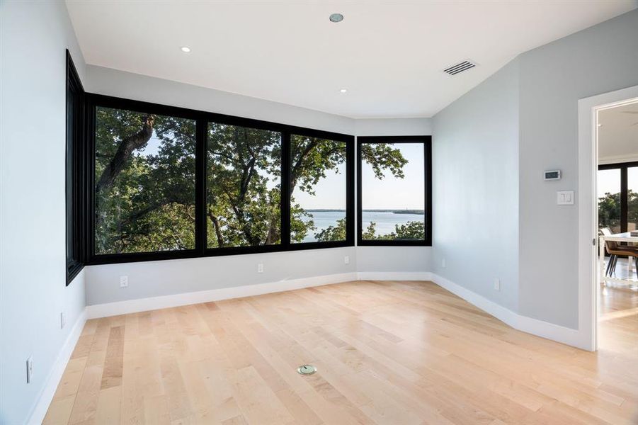 Spacious, unfurnished interior of a new home in , Oak Point (Image 18).