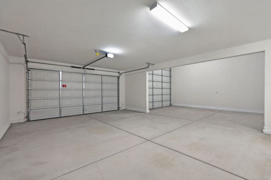 Spacious, unfurnished interior of a new home in Allen Ranches, Litchfield Park (Image 27).