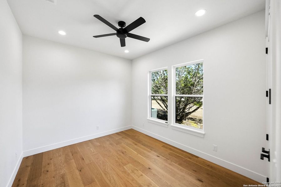 Spacious, unfurnished interior of a new home in , Bandera (Image 21).