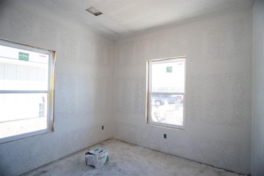 Spacious, unfurnished interior of a new home in , Navasota (Image 5).