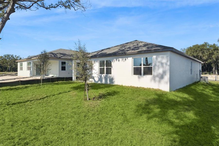 Exterior details and patio area of a home in Eden Crest, Apopka (Image 3).