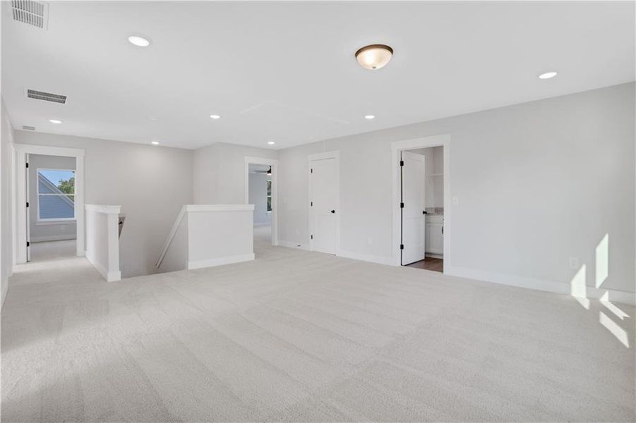 Spacious, unfurnished interior of a new home in Cambridge, Flowery Branch (Image 32). Spacious, unfurnished interior of a new home in Cambridge, Flowery Branch (Image 32).