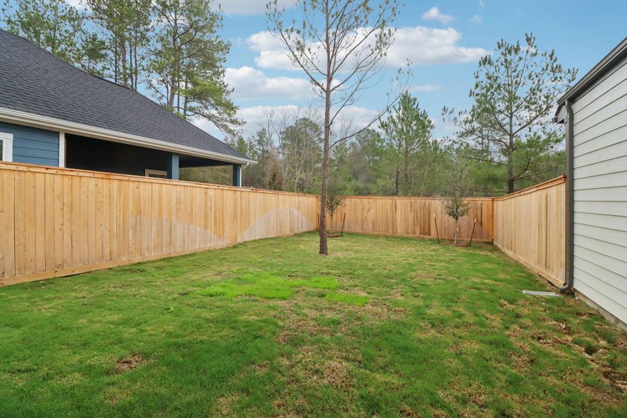 Exterior details and patio area of a home in Kresston, Montgomery (Image 3).