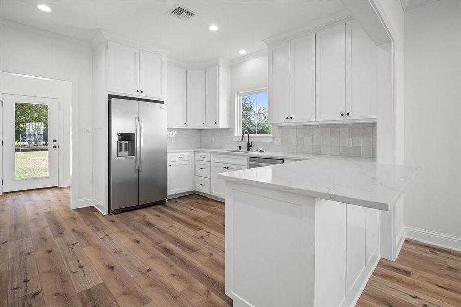 Open floorpan, Kitchen has eating bar. Open floorpan, Kitchen has eating bar.