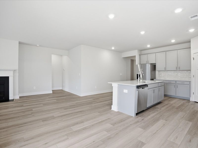 Spacious, unfurnished interior of a new home in Ashby Woods, Boiling Springs (Image 11).
