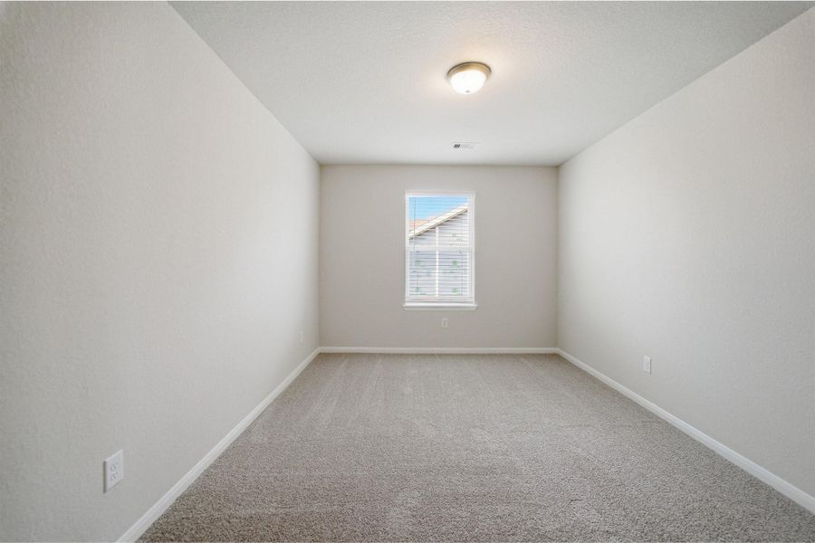 Spacious, unfurnished interior of a new home in Ashland, Texas City (Image 33).