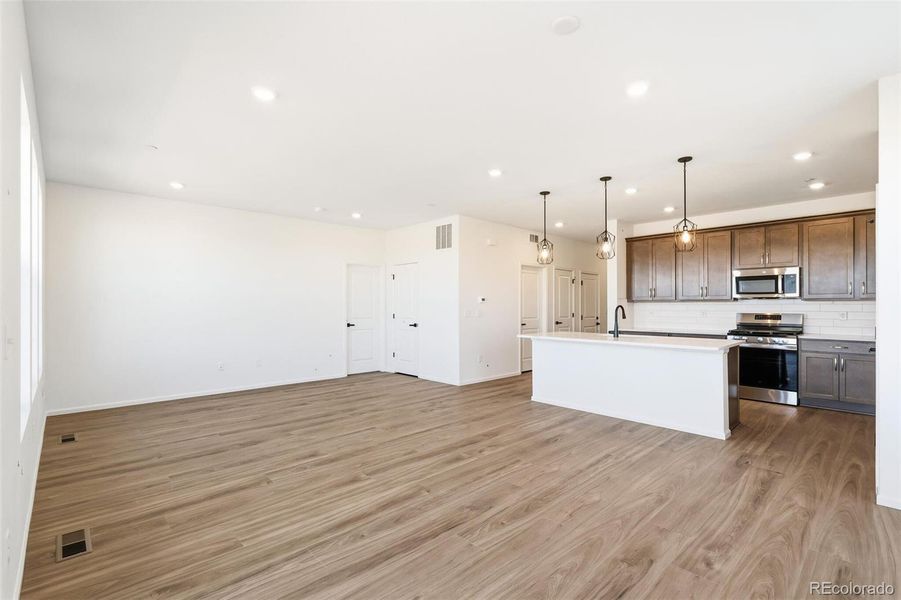 Spacious, unfurnished interior of a new home in The Nest Classic at Canyon Creek, Erie (Image 17).