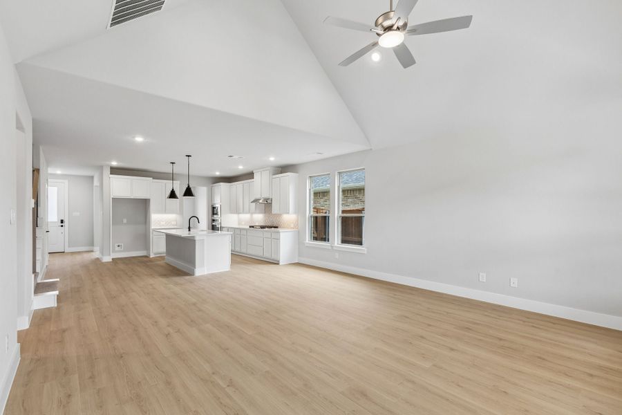 Spacious, unfurnished interior of a new home in Dove Hollow, Waxahachie (Image 20). Spacious, unfurnished interior of a new home in Dove Hollow, Waxahachie (Image 20).
