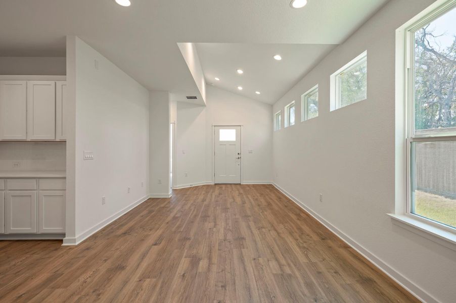 Spacious, unfurnished interior of a new home in , Buda (Image 13).