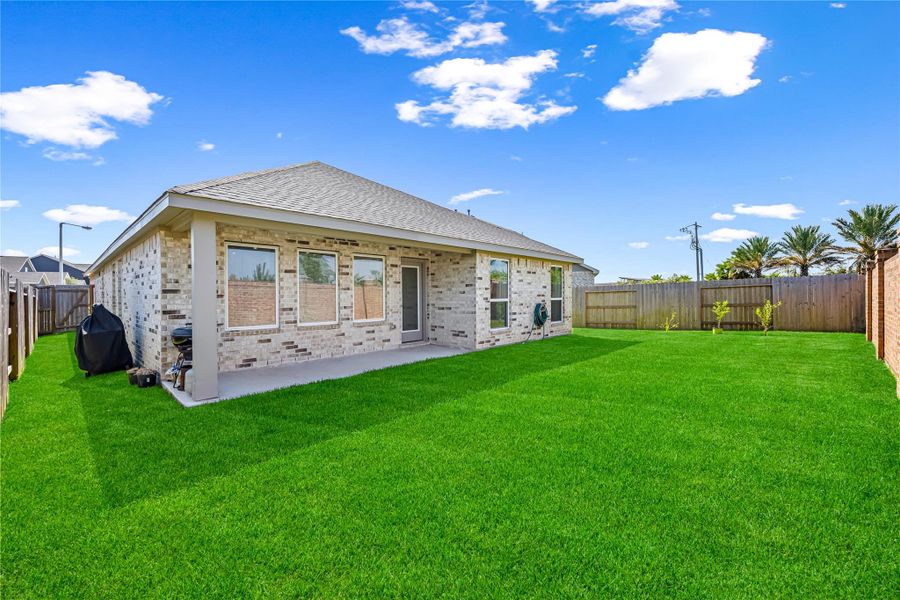 Exterior details and patio area of a home in Lago Mar, Texas City (Image 25).