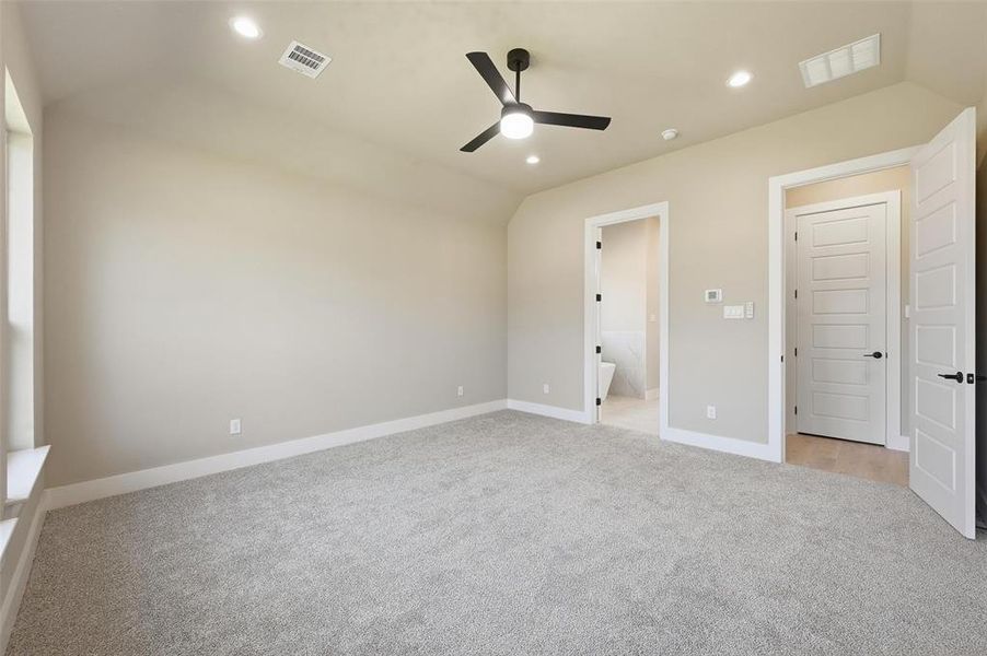 Spacious, unfurnished interior of a new home in Escondido Ranches, Poolville (Image 32).