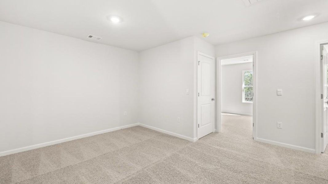 Spacious, unfurnished interior of a new home in Falcon Landing, Gainesville (Image 18).