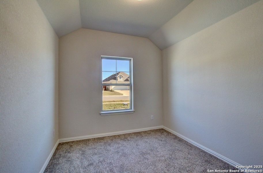 Spacious, unfurnished interior of a new home in Meyer Ranch - Enclave, New Braunfels (Image 20).