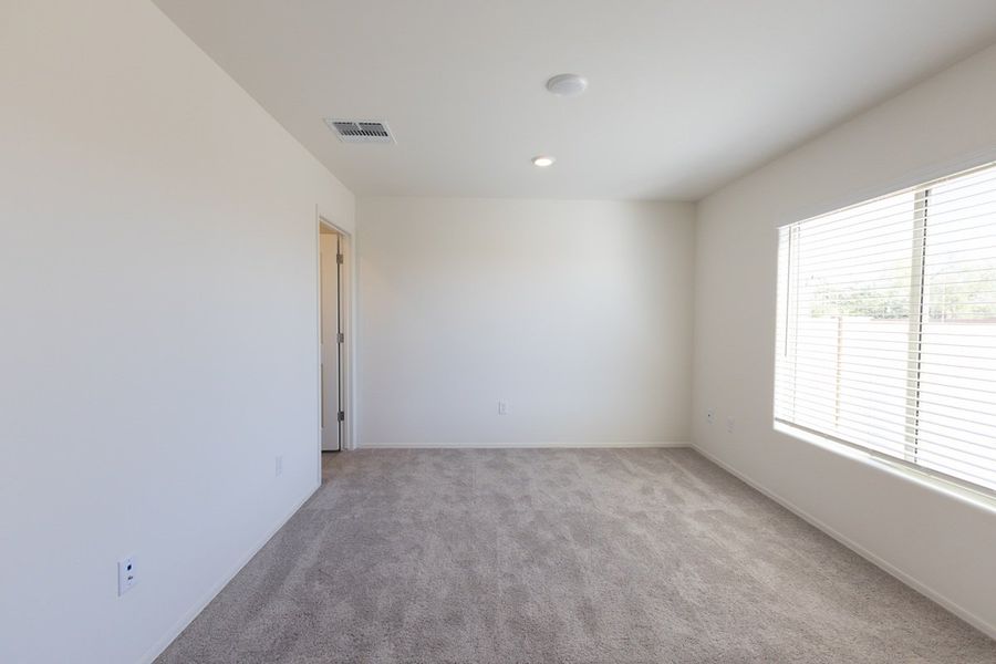 Spacious, unfurnished interior of a new home in Saguaro Haven, Tucson (Image 7).
