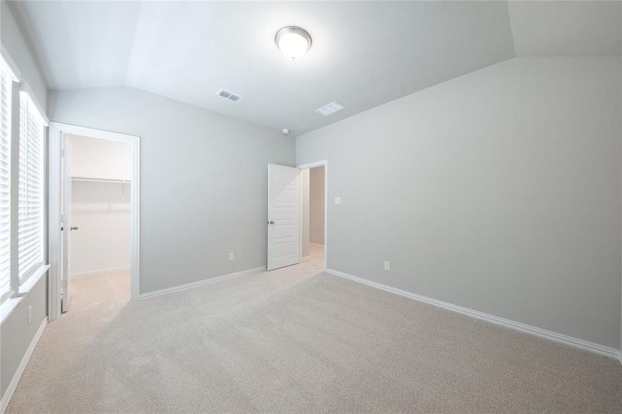 Spacious, unfurnished interior of a new home in Lake Pointe: Lake Pointe at Paloma Creek, Little Elm (Image 27).