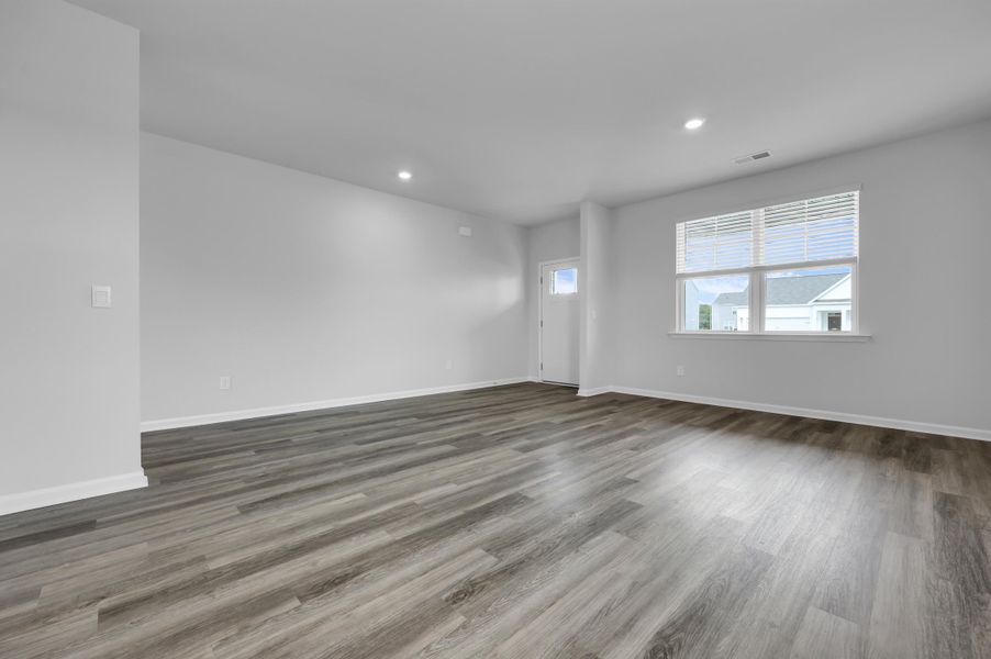 Spacious, unfurnished interior of a new home in Carolina Groves, Moncks Corner (Image 12).