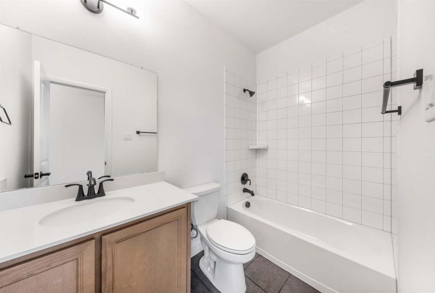 Furnished interior view inside a new home in Meadow Run, Melissa (Image 11).
